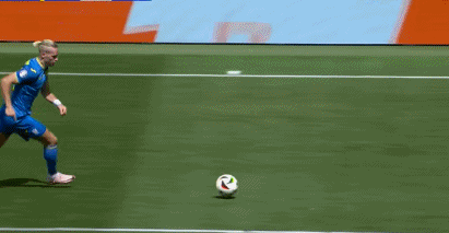 欧洲杯半场：鲁宁惊慌送大礼 斯坦丘射出世界波 罗马尼亚暂时1-0乌克兰