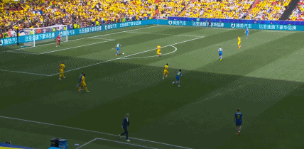 🤡乌克兰门将卢宁送礼失误 斯坦丘远射破门 罗马尼亚1-0领先