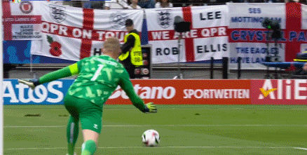 误报！场地湿滑 沃克险些受伤