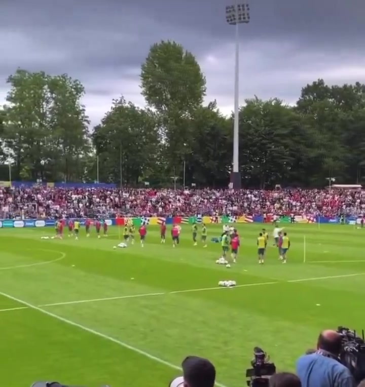 🤯巨星影响力！ 8000多人观看葡萄牙首训 全场高呼C罗名字