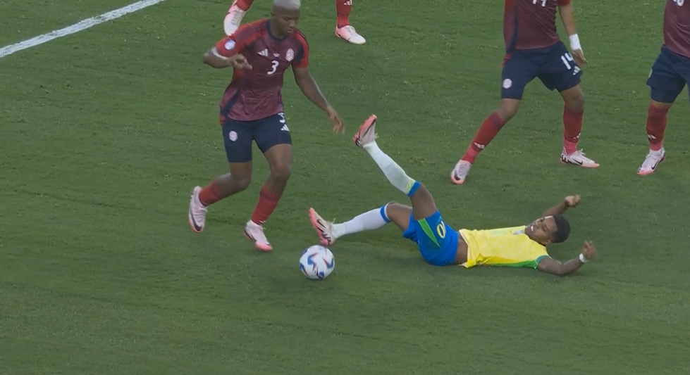 记者：巴西将实行铁帅的“找点球”战术 堪称一坨屎 