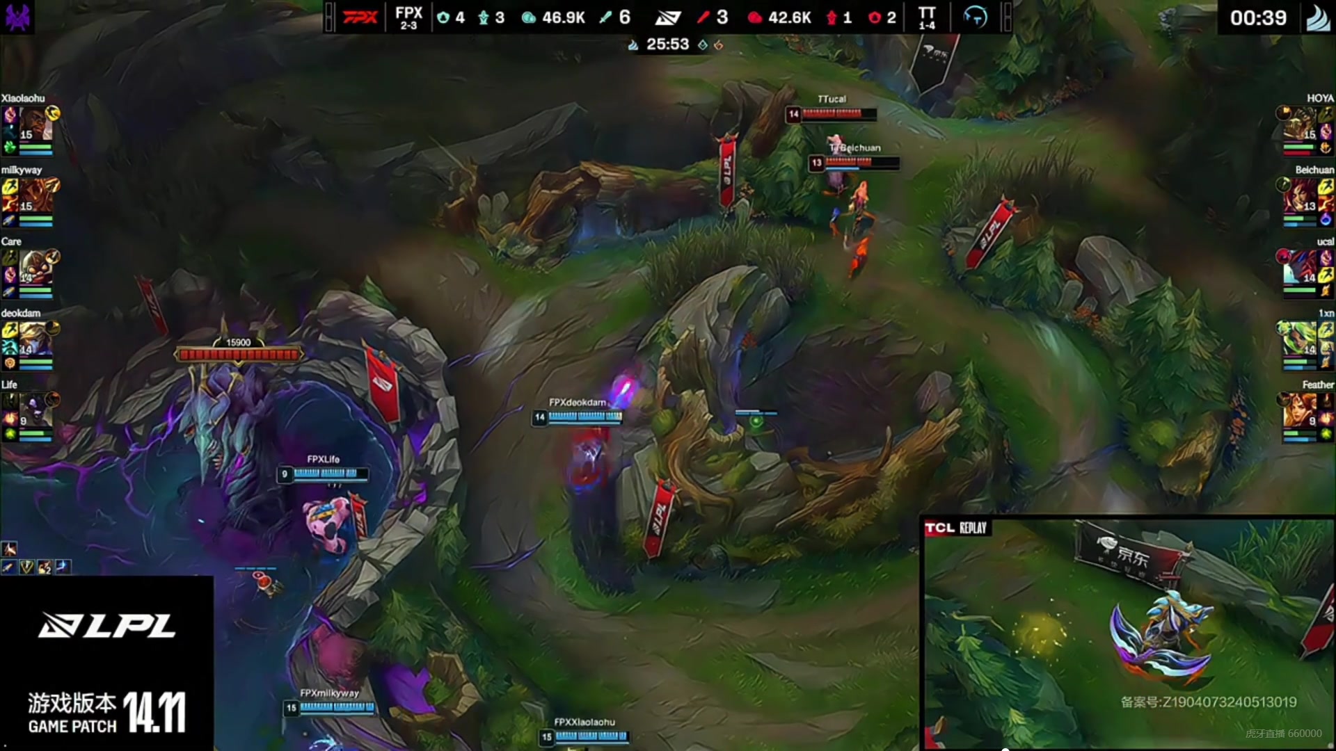 你在做什么？ HOYA带着鳄鱼散步 走路时莫名出现闪光 