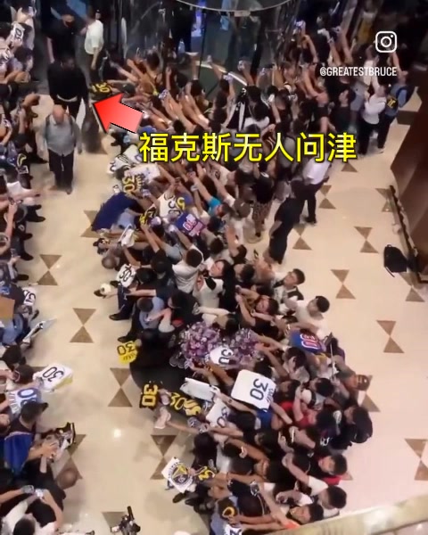 😡库里进入酒店时被拉拽衣服 疑似拉拽者被扒是詹姆斯球迷…